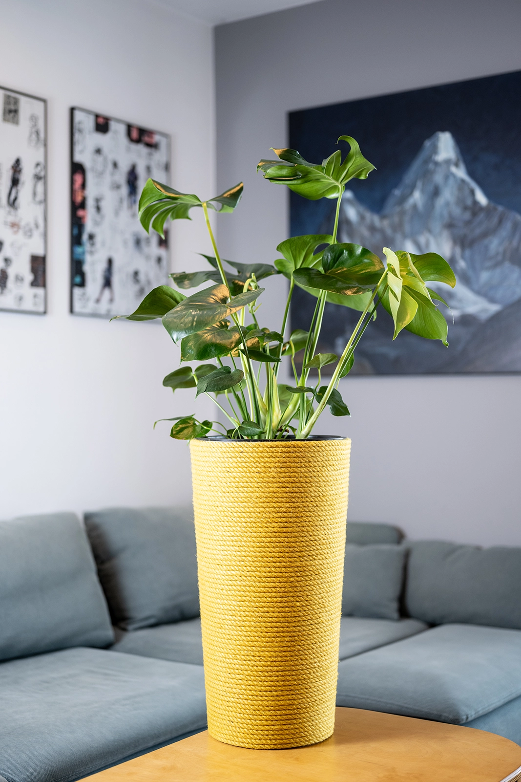 Doniczka jutowa żółta adoni 57 cm w salonie
