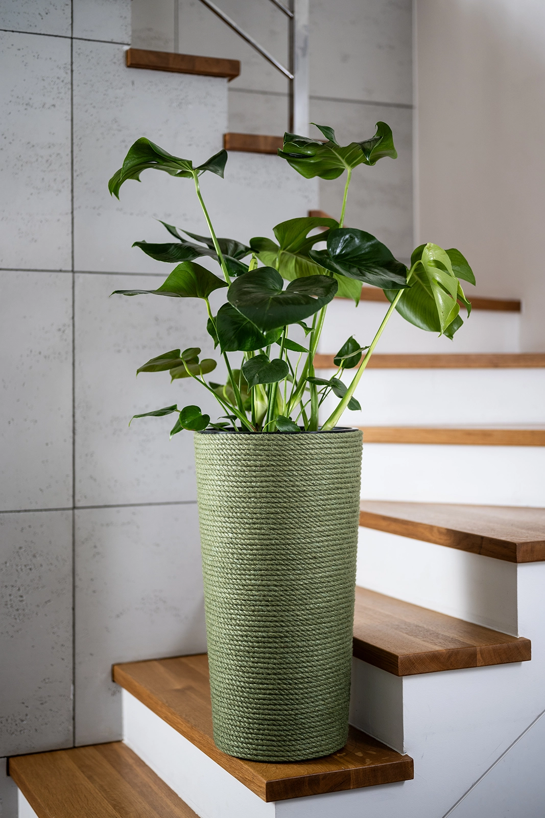 Doniczka jutowa zielona z wkładem 57 cm w mieszkaniu przy schodach