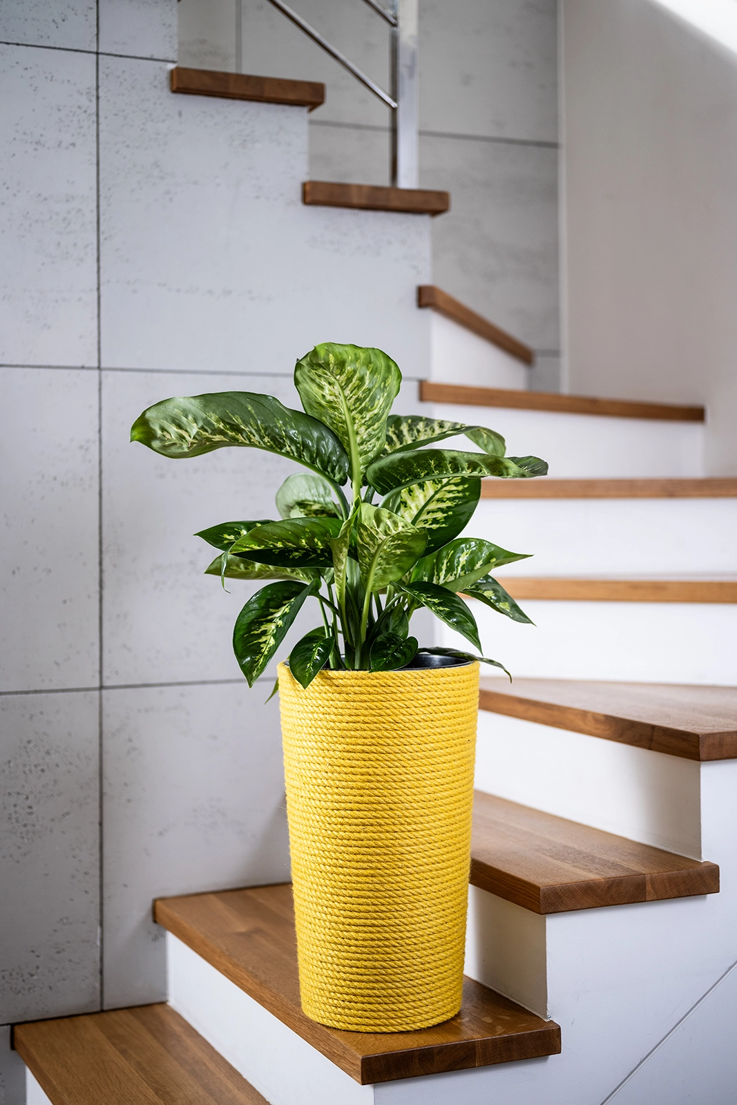 Doniczka jutowa żółta z wkładem 47 cm w nowoczesnym wnętrzu